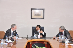 Essam al-Haddad, with Hulsman (L) and Schleiffer (R)